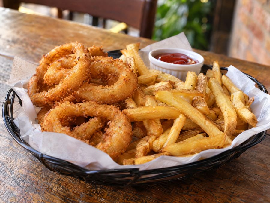 Anéis de cebola com fritas